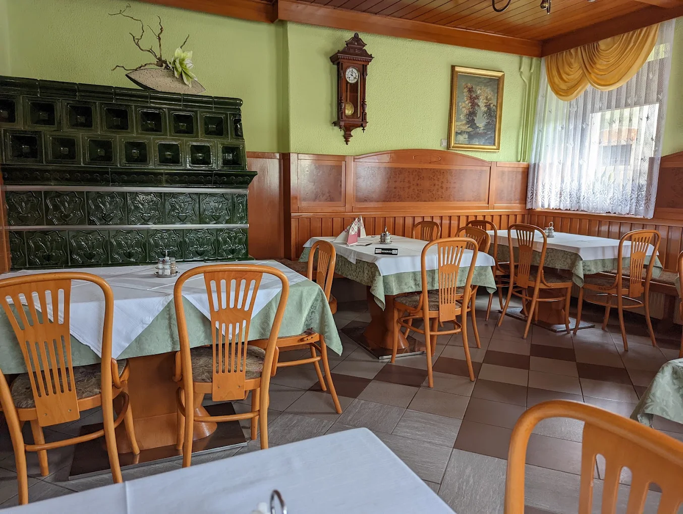 Jedilnica Gostilne Burica s tradicionalno lončeno pečjo
